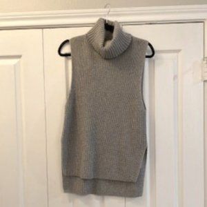 Sleeveless Turtleneck Sweater - M